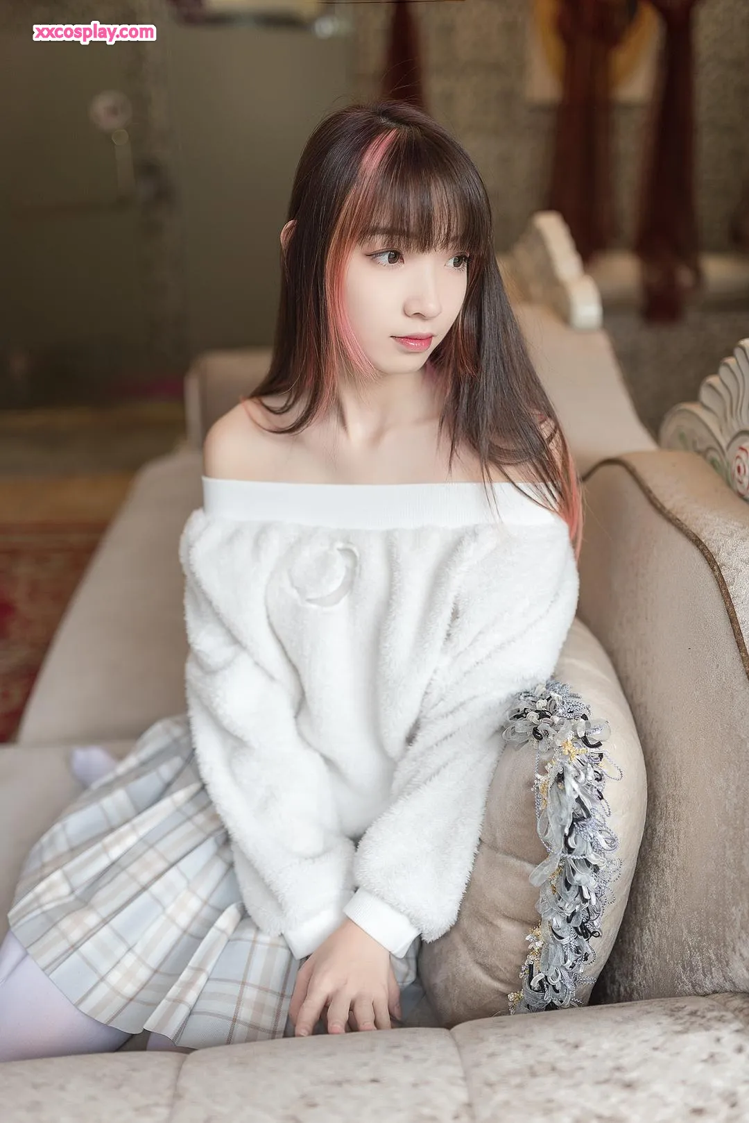 Zumuzi: Wealthy Girl in White Silk Stockings